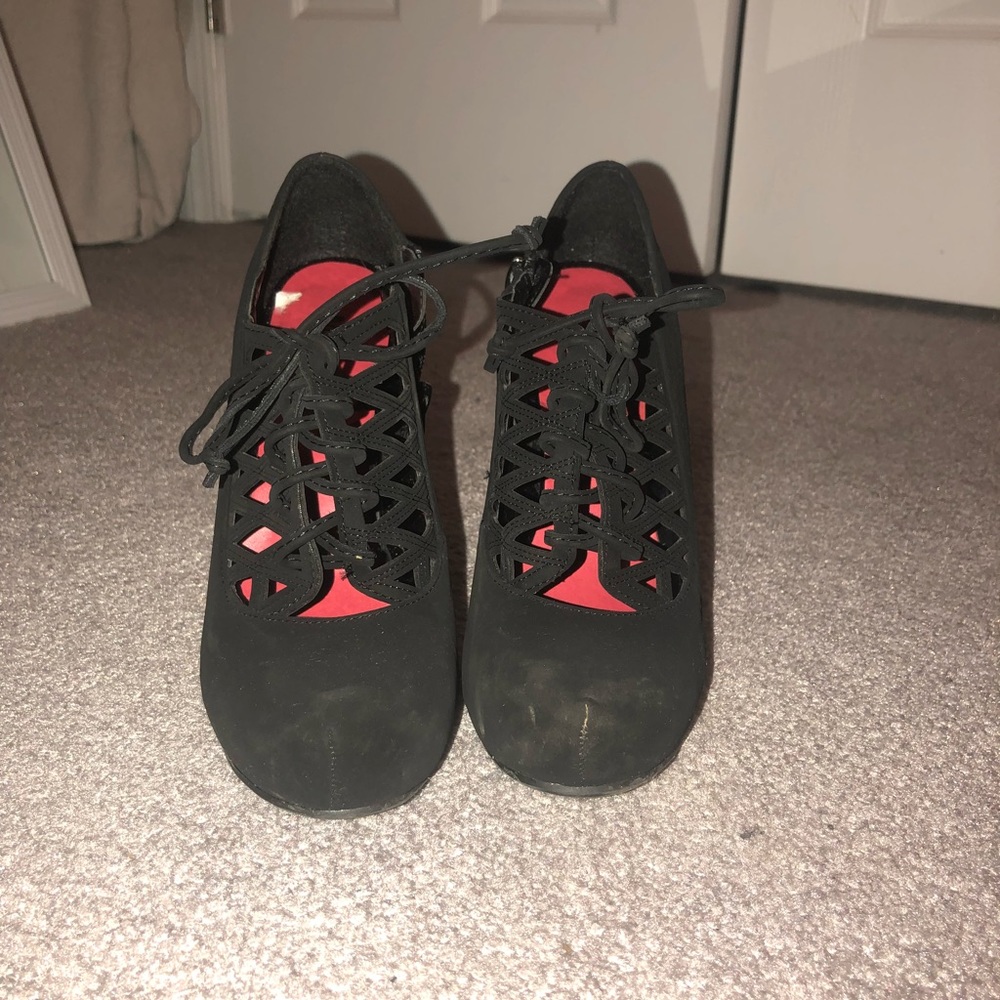 Heels. - Picture 2 of 2